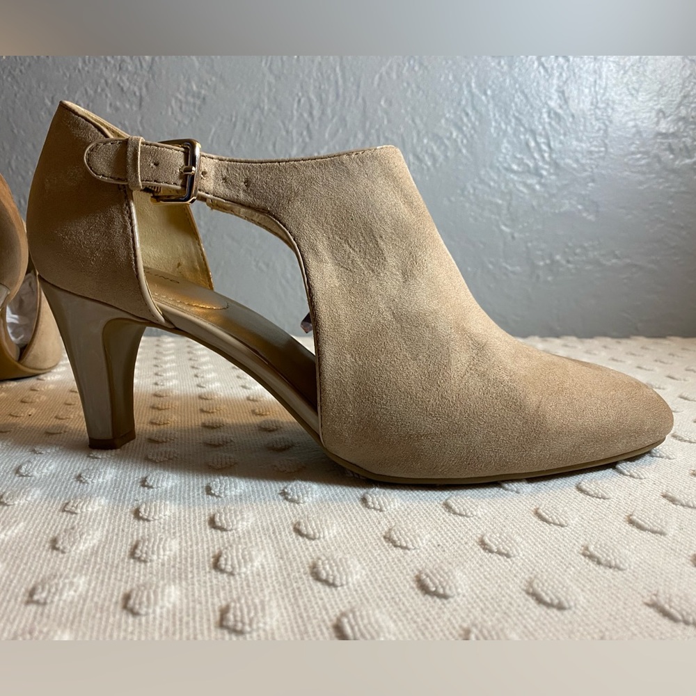 BANDOLINO Tan Women’s Cutout Booties